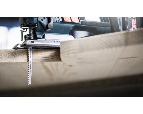 Přímočará pila s orbitálním pohybem řezá kus dřeva pilovým listem Bosch