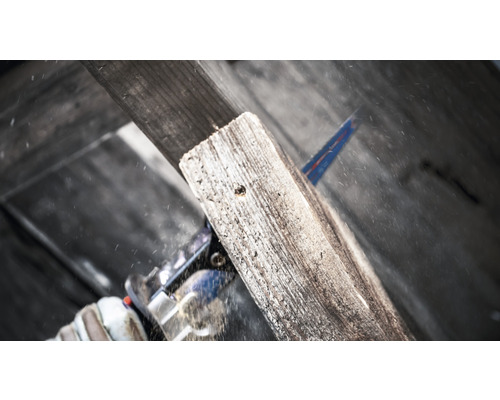 Ruční pila řeže dřevěné prkno