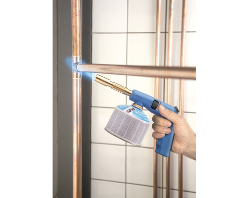 Ruční pájecí souprava při pájení měděných trubek.