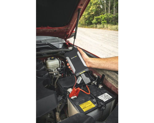 Startovací zdroj připojený k autobaterii