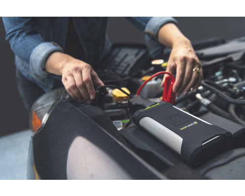 Žena startuje autobaterii pomocí startovací powerbanky