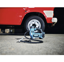 Akumulátorový kompresor Makita před červeným autem