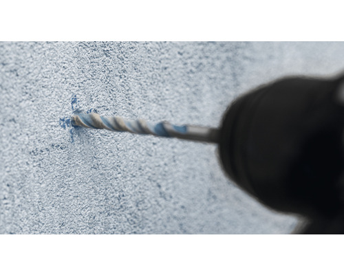 Vrtačka vrtá otvor do zdi