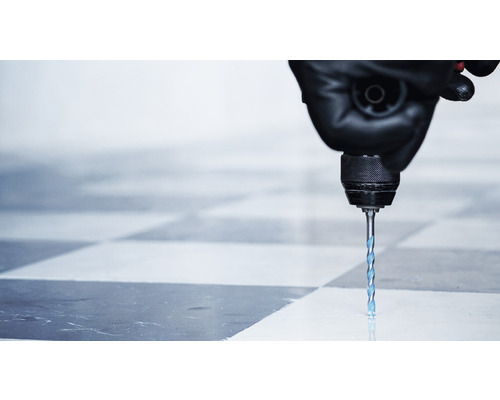 Vrtačka vrtá otvor do dlaždice