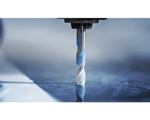 Spirálový vrták vrtá do obrobku