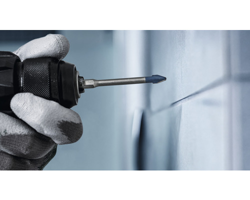 Vrták do dlaždic používaný s akumulátorovým šroubovákem