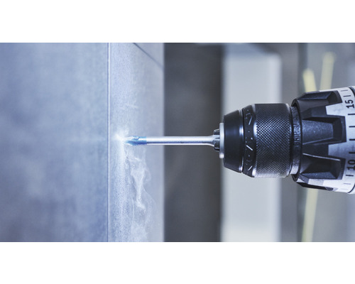 Vrtačka vrtá otvor do dlaždice.