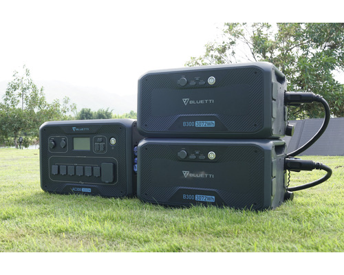 Bluetti AC300 a B300 napájecí stanice na trávníku