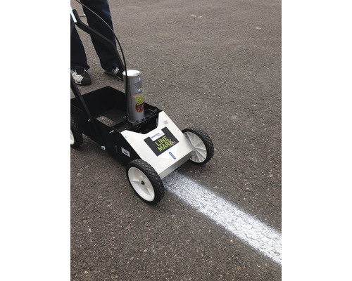 Vozík na značení čar s barvou na značení čar nanáší čáru