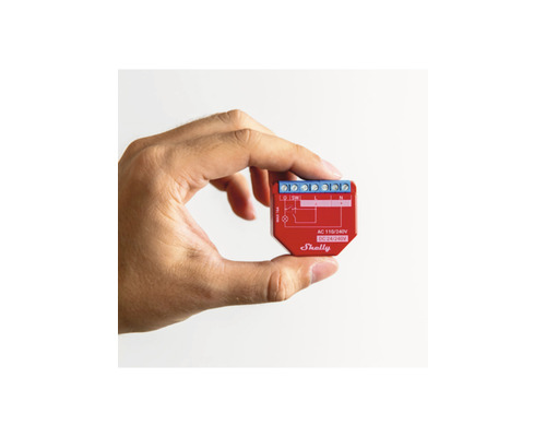 Logo Shelly Relé držené v ruce pro inteligentní ovládání