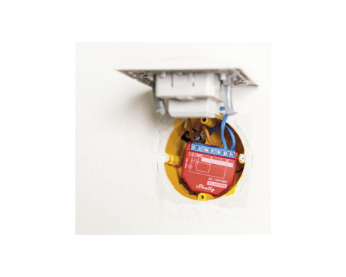 Vestavný chytrý vypínač světla s modrými kabely v žluté nástěnné krabici