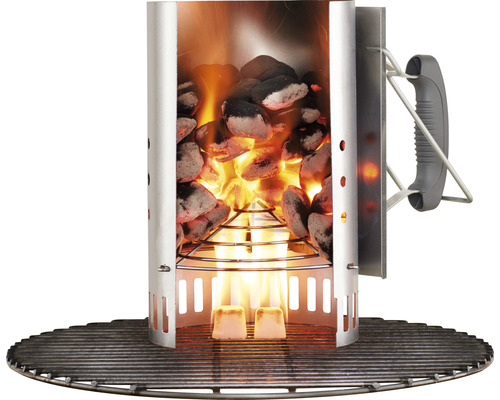 Rozpalovač komínu s žhavým uhlím na grilovací mřížce