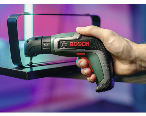Ruka drží akumulátorový šroubovák Bosch při šroubování