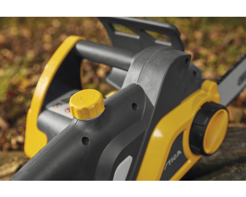 Detail elektrické pily s olejovou nádrží a logem Stiga.