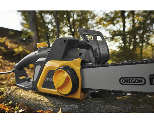 Elektrická řetězová pila na kmeni stromu venku