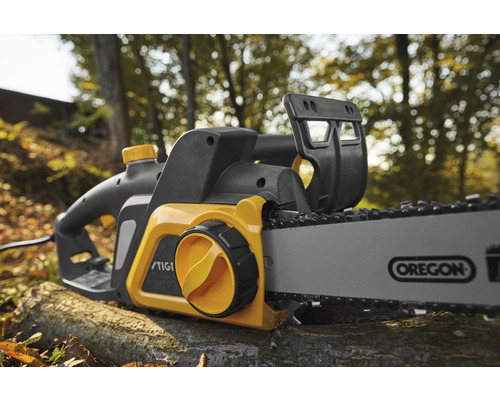 Elektrická řetězová pila na kmeni stromu s pilovým listem Oregon