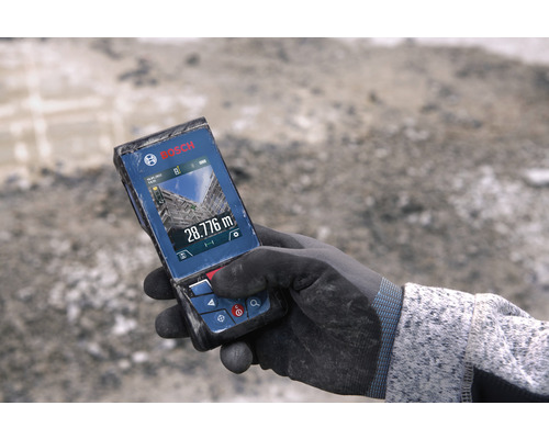 Logo společnosti Bosch. Ruka v rukavici drží dálkoměr Bosch s displejem zobrazujícím 28.776 metrů