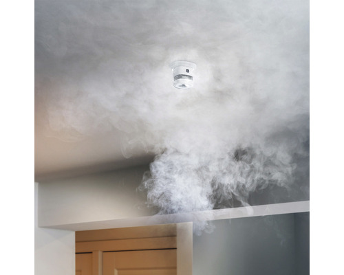 Hlásič kouře na stropě s kouřem