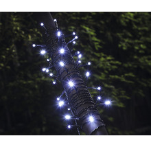 Světelný řetěz s LED světly omotaný kolem stromu