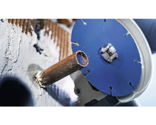 Řezačka trubek řeže trubku proti zdi.