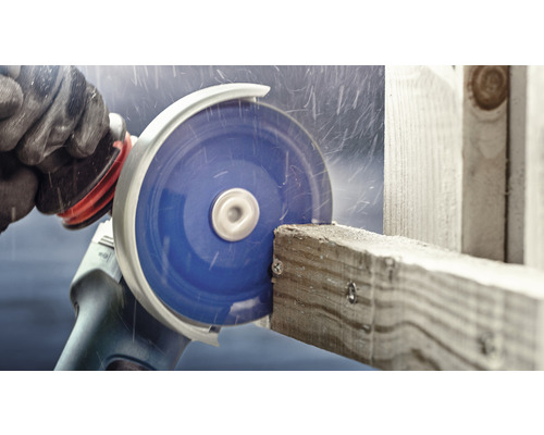 Úhlová bruska řeže dřevo