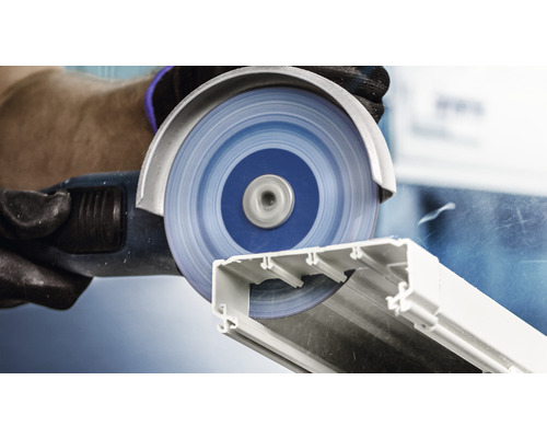 Pracovník řeže plastový profil dělicím kotoučem