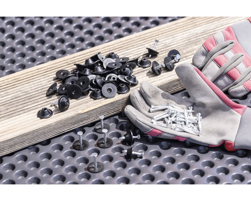 Distanční podložky pro terasová prkna se šrouby a pracovními rukavicemi