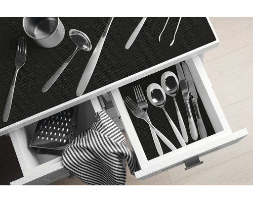 Zásuvka s protiskluzovou podložkou a různým kuchyňským náčiním