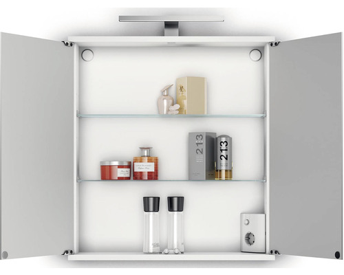 Otevřená zrcadlová skříňka se skleněnými policemi, osvětlením a zásuvkou