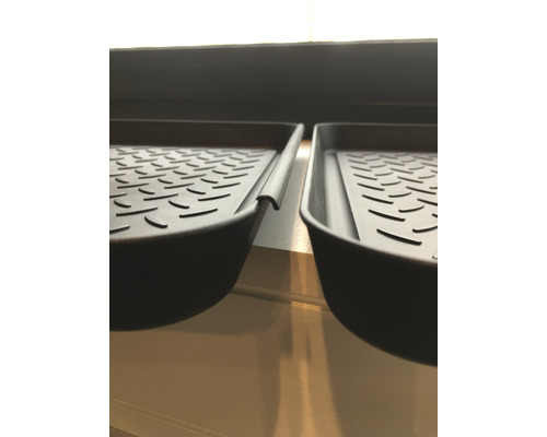 Dva černé plastové odkapávače na boty s vroubkovaným vzorem