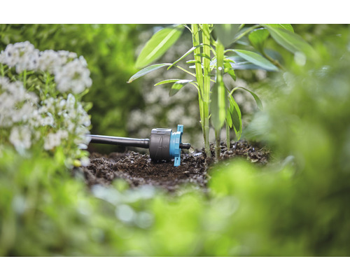 Kapková závlaha v zahradním záhonu pro zavlažování rostlin