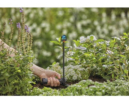 Zavlažování zahrady víceplošným zavlažovačem v květinovém záhonu