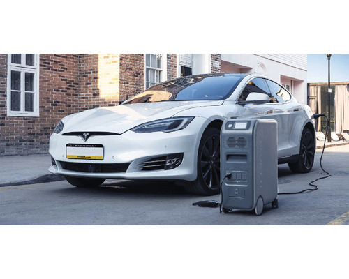 Elektromobil se nabíjí pomocí přenosného zdroje energie