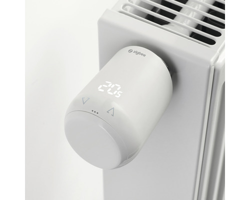 Elektronická termostatická hlavice s digitálním displejem a logem Zigbee na radiátoru