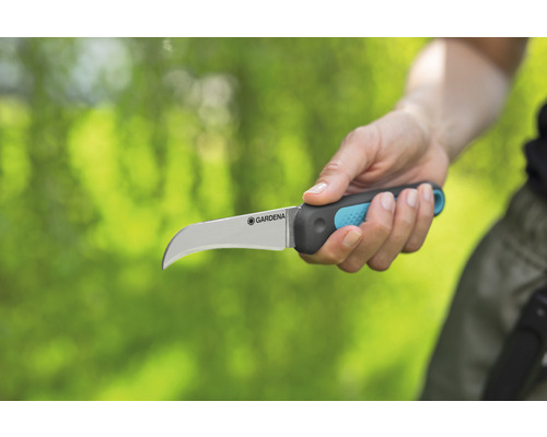 Ruka drží roubovací nůž Gardena