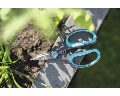 Zahradní nůžky Gardena na dřevě