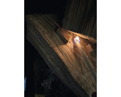 Zapalovač zapaluje dřevo.