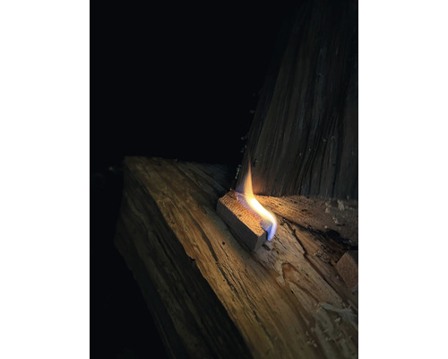 Hořící podpalovač na dřevě