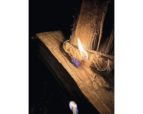 Dřevo na topení s plamenem jako pomůcka pro zapálení