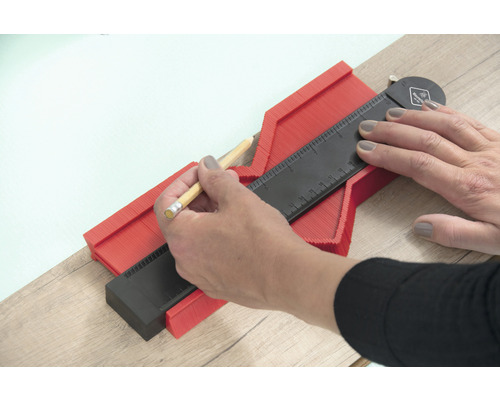 Osoba používá obrysové měřidlo k přenosu tvarů.