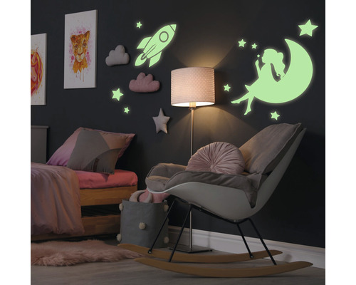 Ložnice s nástěnnými samolepkami hvězd, oblaků, rakety a dívky na měsíci