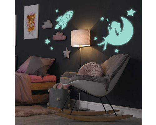 Dětský pokoj s nálepkami na zeď, postelí, křeslem a lampou