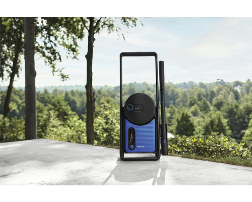 Vysokotlaký čistič Nilfisk na terase s kulisou stromů