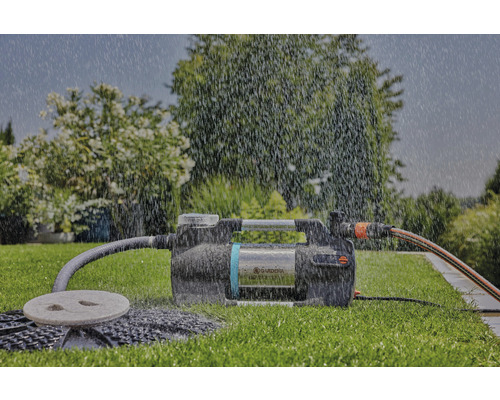 Zahrada se zahradním čerpadlem pod tekoucí vodou