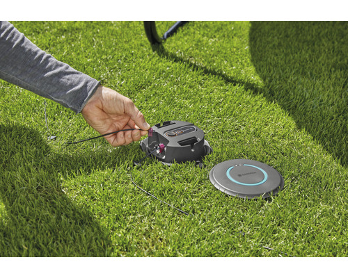 Instalace robotické sekačky Gardena s obvodovým kabelem na trávníku