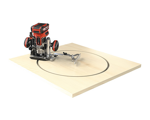 Horní frézka frézuje kruh do dřevěné desky