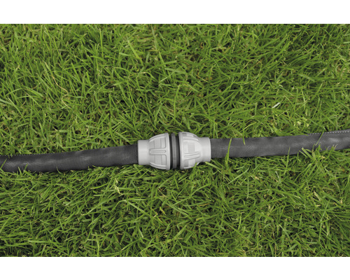 Zahradní hadice s hadicovou spojkou na trávníku