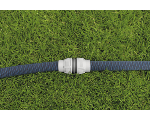 Zahradní hadice s konektorem hadice na trávníku