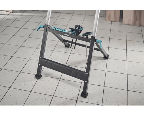 Pracovní stůl Wolfcraft na dlaždicové podlaze