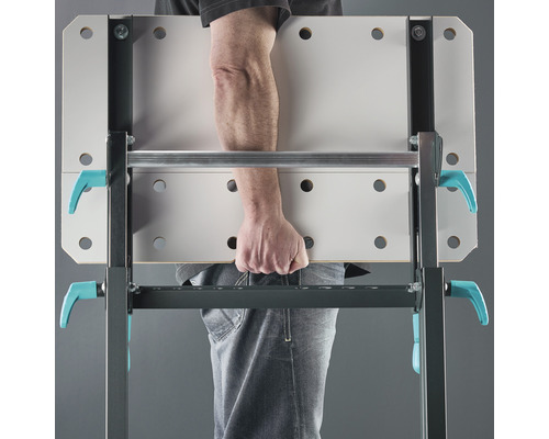 Osoba nesoucí pracovní stůl.